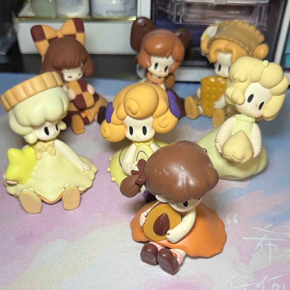 Set of 7 cokkies girl